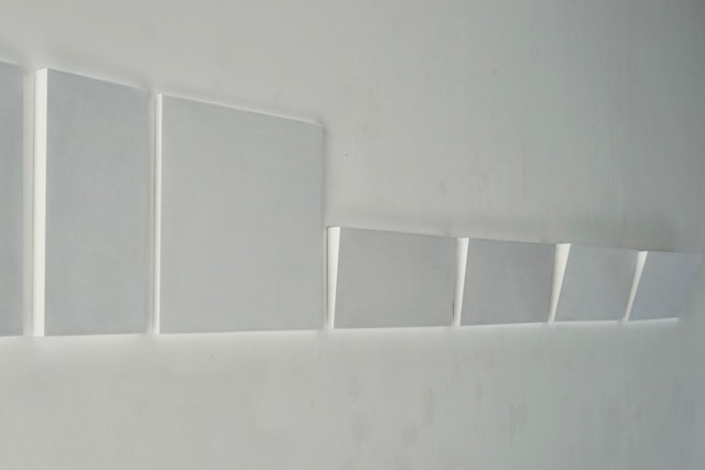 Réverbérations surprises de la lumière naturelle sur l’ɶuvre Variations sur le blanc. © madé
